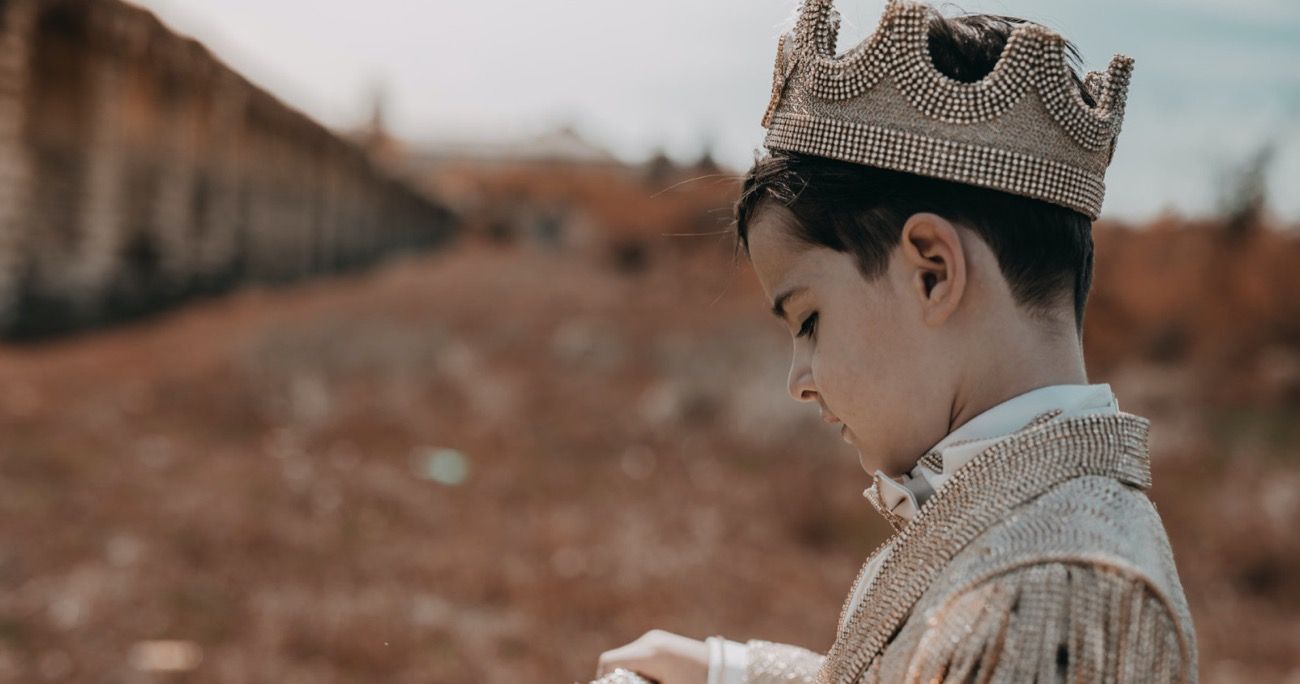 child with crown on head